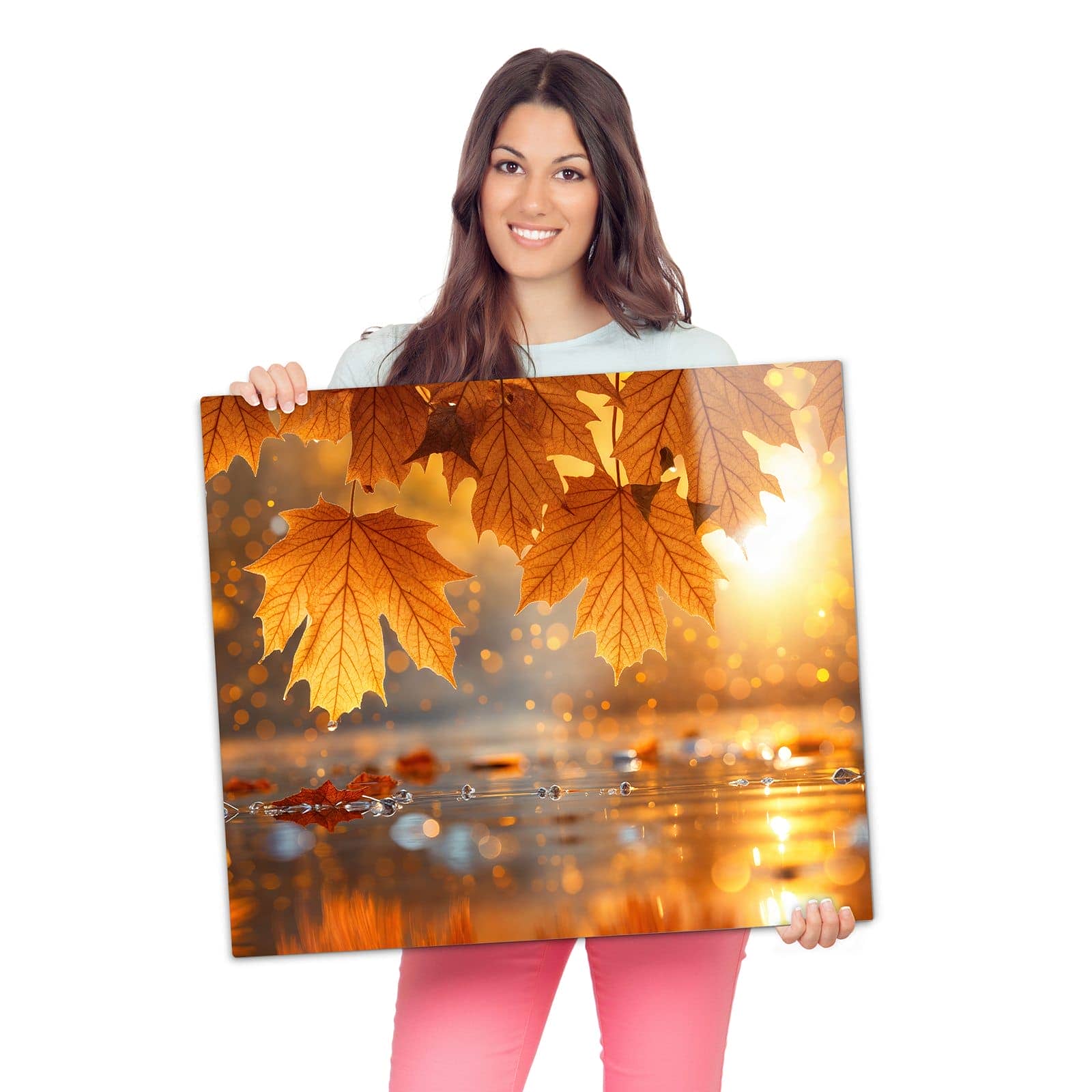 Herdabdeckplatte mit Goldene Herbstblätter-Motiv wird zur Größendarstellung gehalten