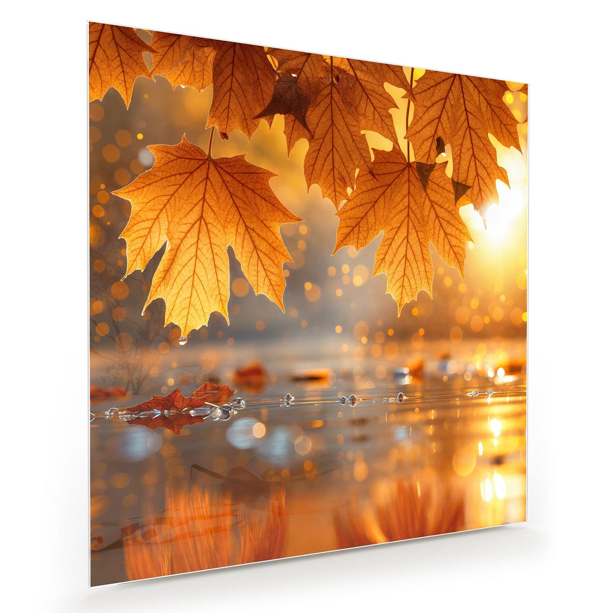 Große orangegoldene Ahornblätter hängen über einer spiegelnden Wasserfläche mit Lichtbokeh