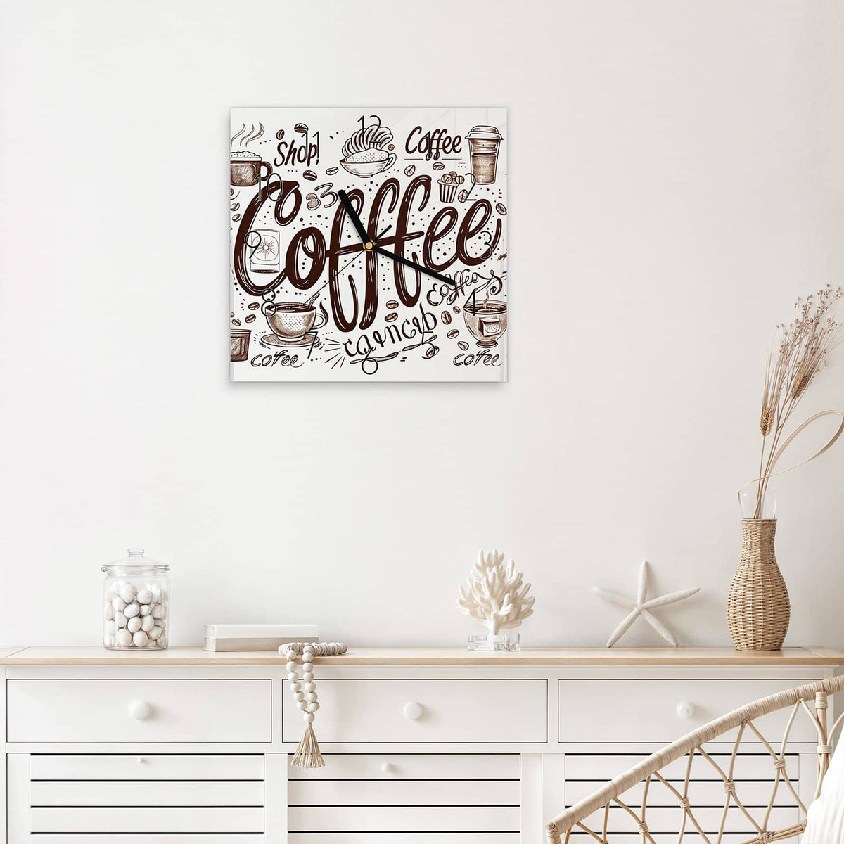 Quadratische Wanduhr aus Glas Handgezeichneter Kaffee mit Ziffernblatt Elegant über einem weißen Sideboard