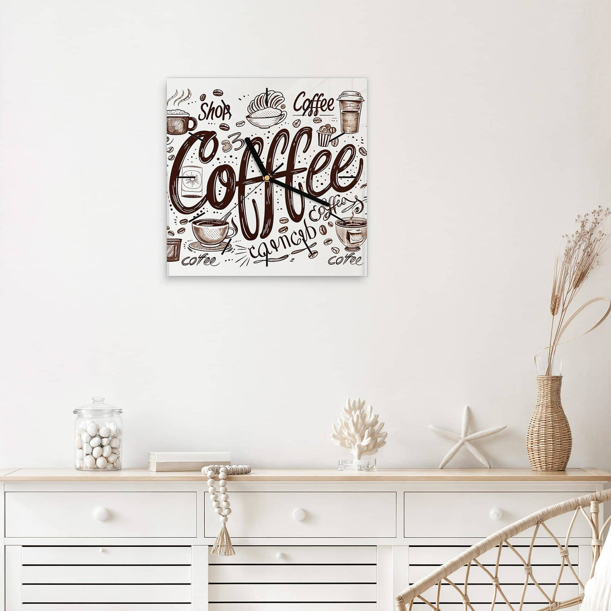 Quadratische Wanduhr aus Glas Handgezeichneter Kaffee mit Ziffernblatt Linie über einem weißen Sideboard