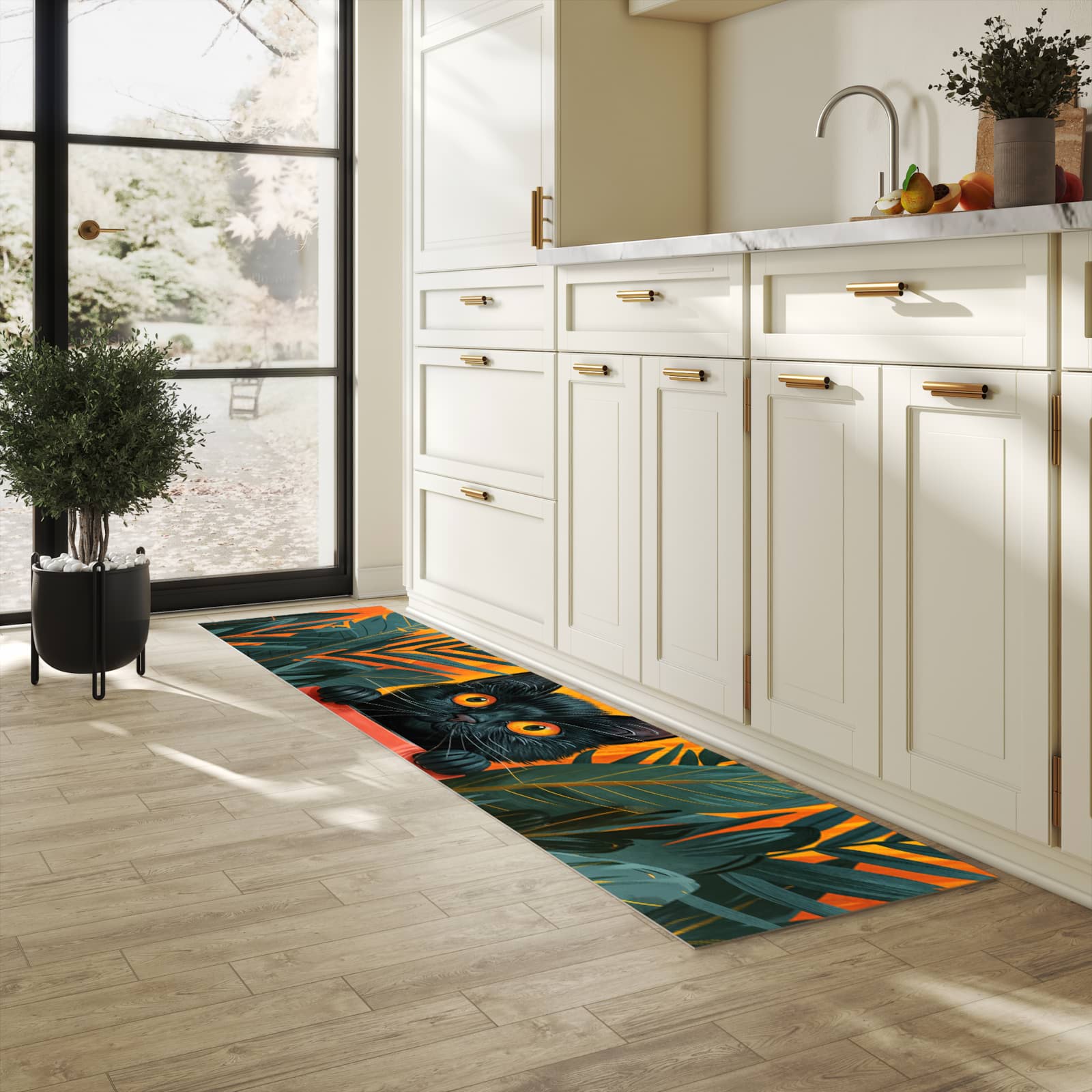 Farbbeständiger Küchenteppich mit Motiv Katze im Dschungel in heller Küche