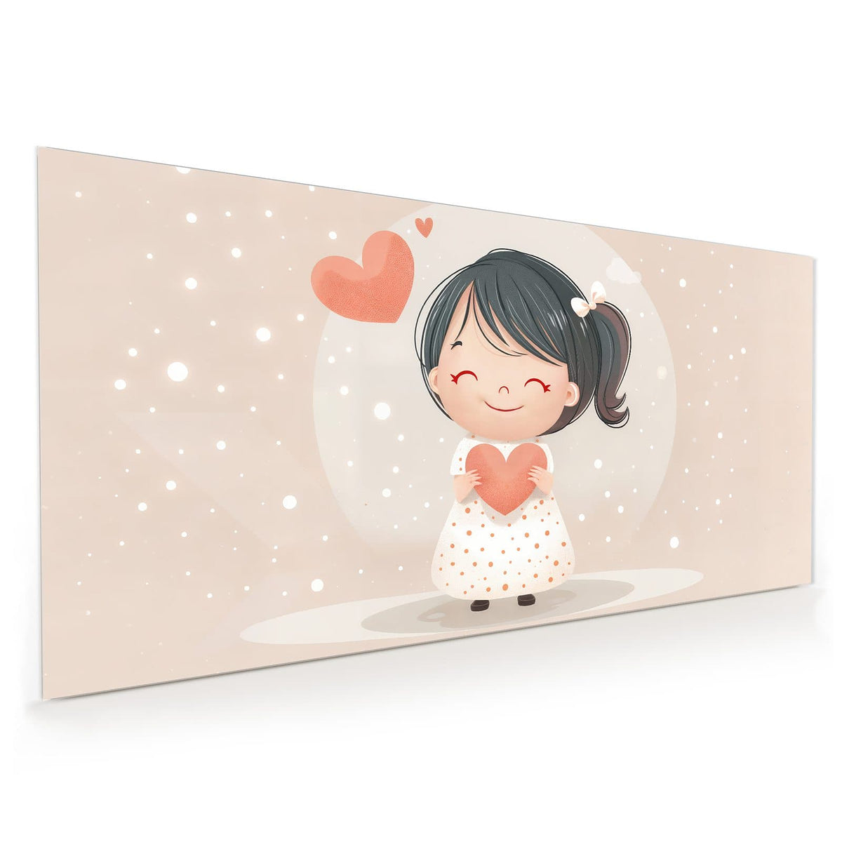 Küchenrückwand aus Glas im Hochformat: Illustration: lachendes Mädchen mit Zopf hält ein korallenrotes Herz, ein zweites schwebt links daneben, beige-rosa Grund
