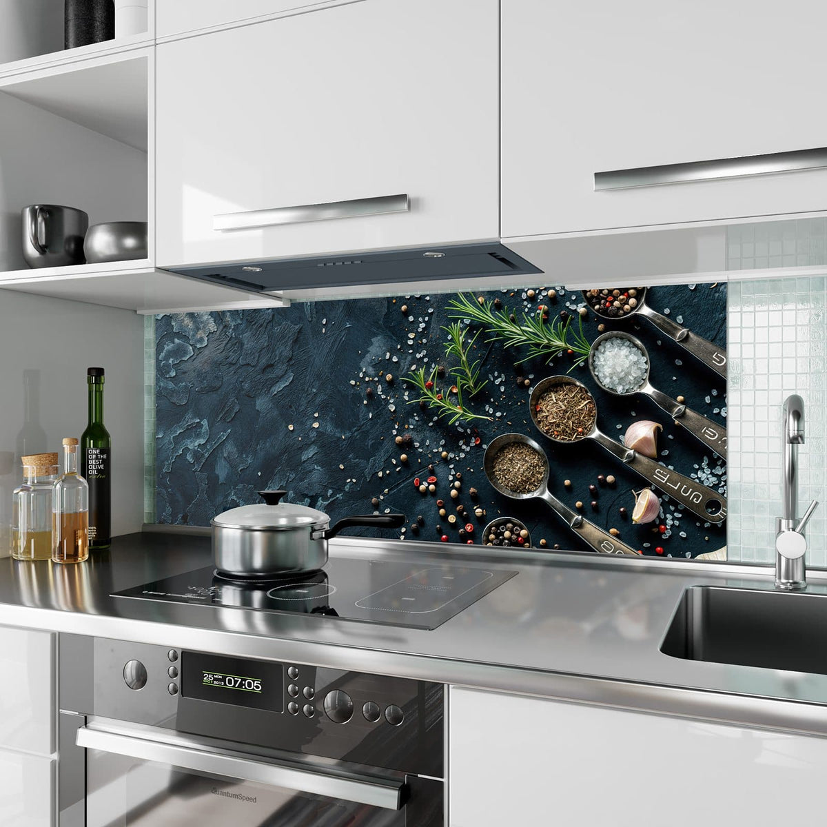Küchenrückwand aus Glas Gewürze in Messlöffeln im Hochformat als Spritzschutz hinter dem Kochfeld, über dem Fliesenspiegel montiert