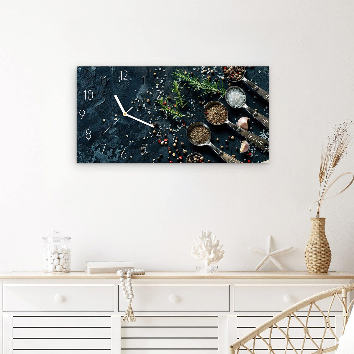 Wanduhr Kräutersammlung aus Glas – Querformat 60 × 30 cm – Messlöffel mit Gewürzen auf Dunkel