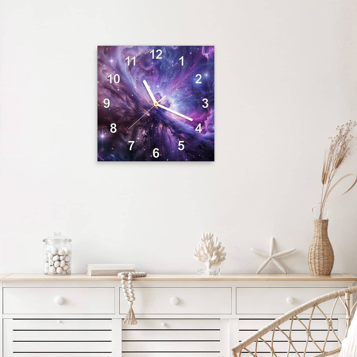 Quadratische Wanduhr aus Glas Violetter Sternennebel mit Ziffernblatt Modern über einem weißen Sideboard