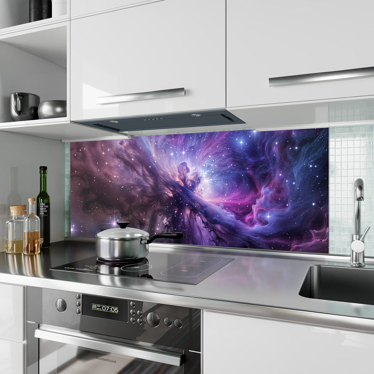 Küchenrückwand aus Glas Violetter Sternennebel im Hochformat als Spritzschutz hinter dem Kochfeld, über dem Fliesenspiegel montiert