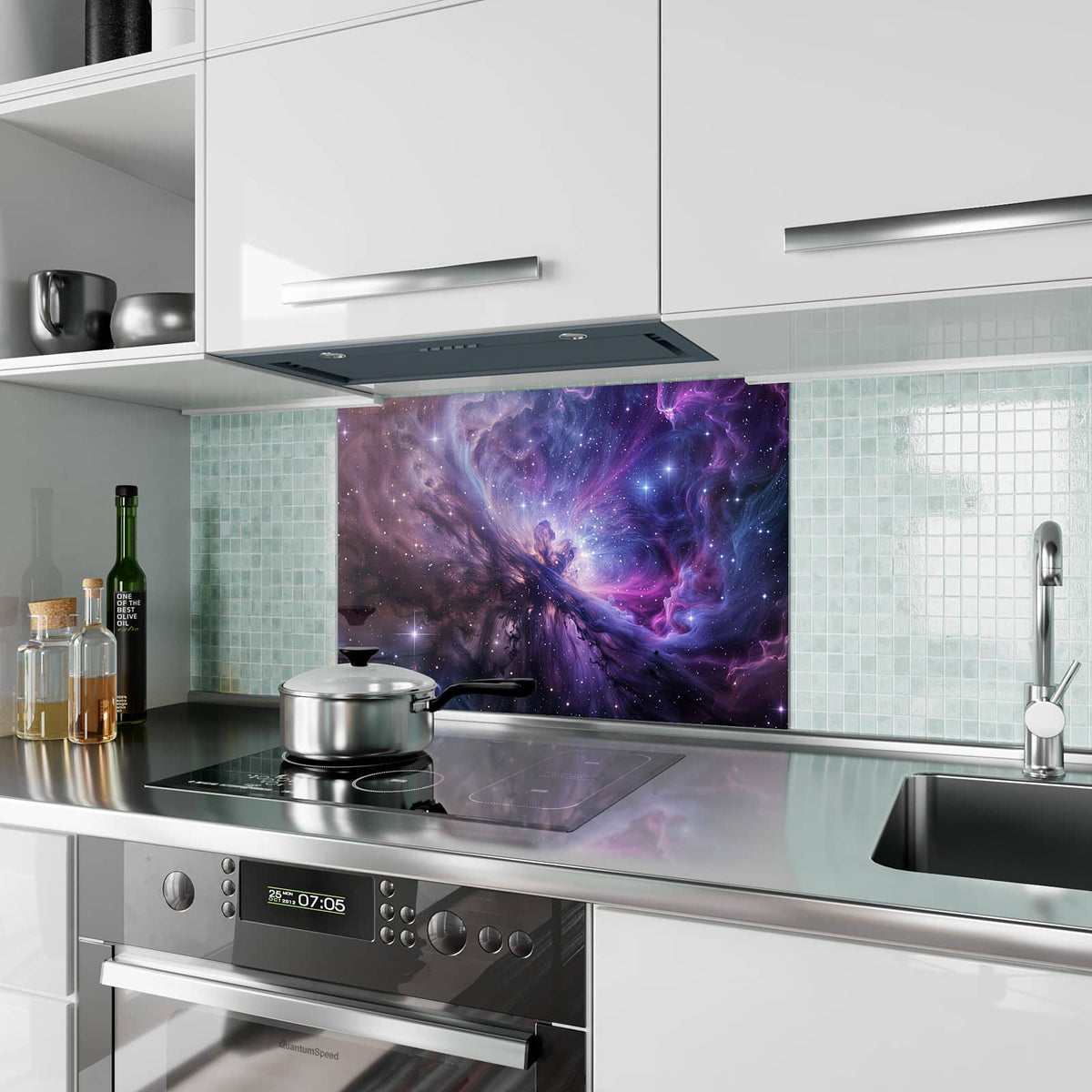 Küchenrückwand aus Glas Violetter Sternennebel im Hochformat als Spritzschutz hinter dem Kochfeld, über dem Fliesenspiegel montiert