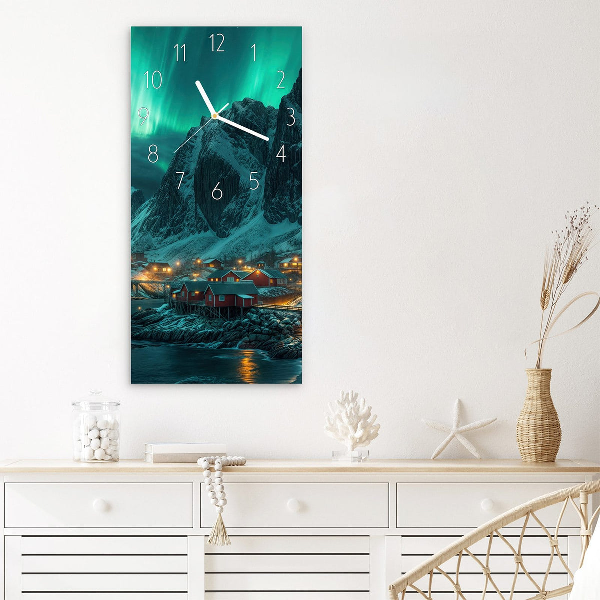 Wanduhr Nordlichter über Fjord aus Glas – Hochformat 30 × 60 cm – Polarlicht über verschneitem Fjord