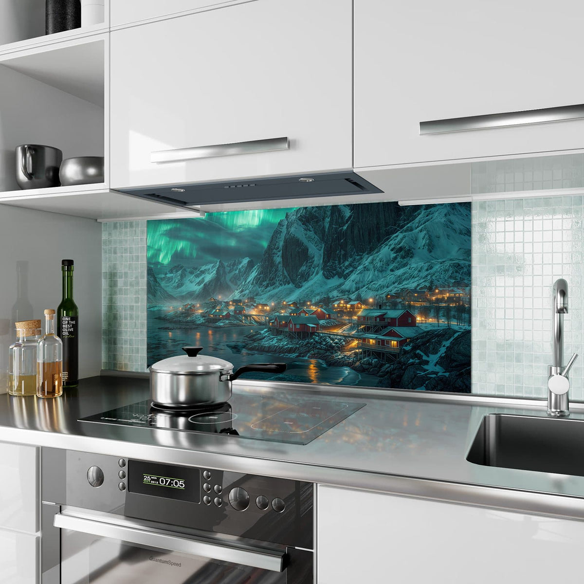 Küchenrückwand aus Glas Nordlichter über Fjord im Hochformat als Spritzschutz hinter dem Kochfeld, über dem Fliesenspiegel montiert