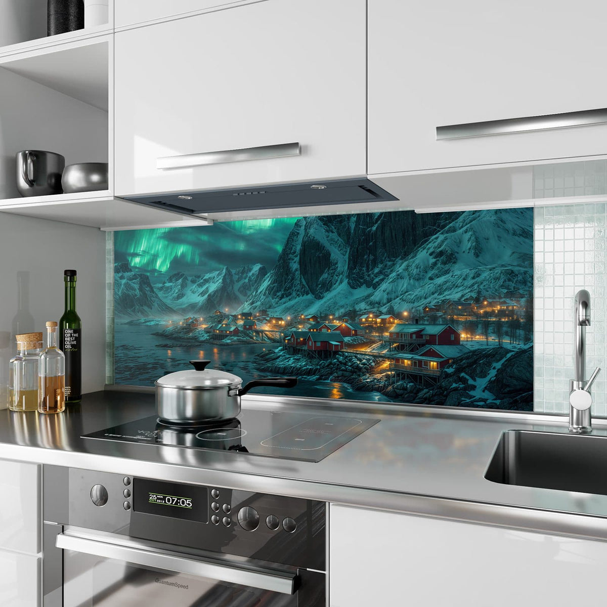 Küchenrückwand aus Glas Nordlichter über Fjord im Hochformat als Spritzschutz hinter dem Kochfeld, über dem Fliesenspiegel montiert