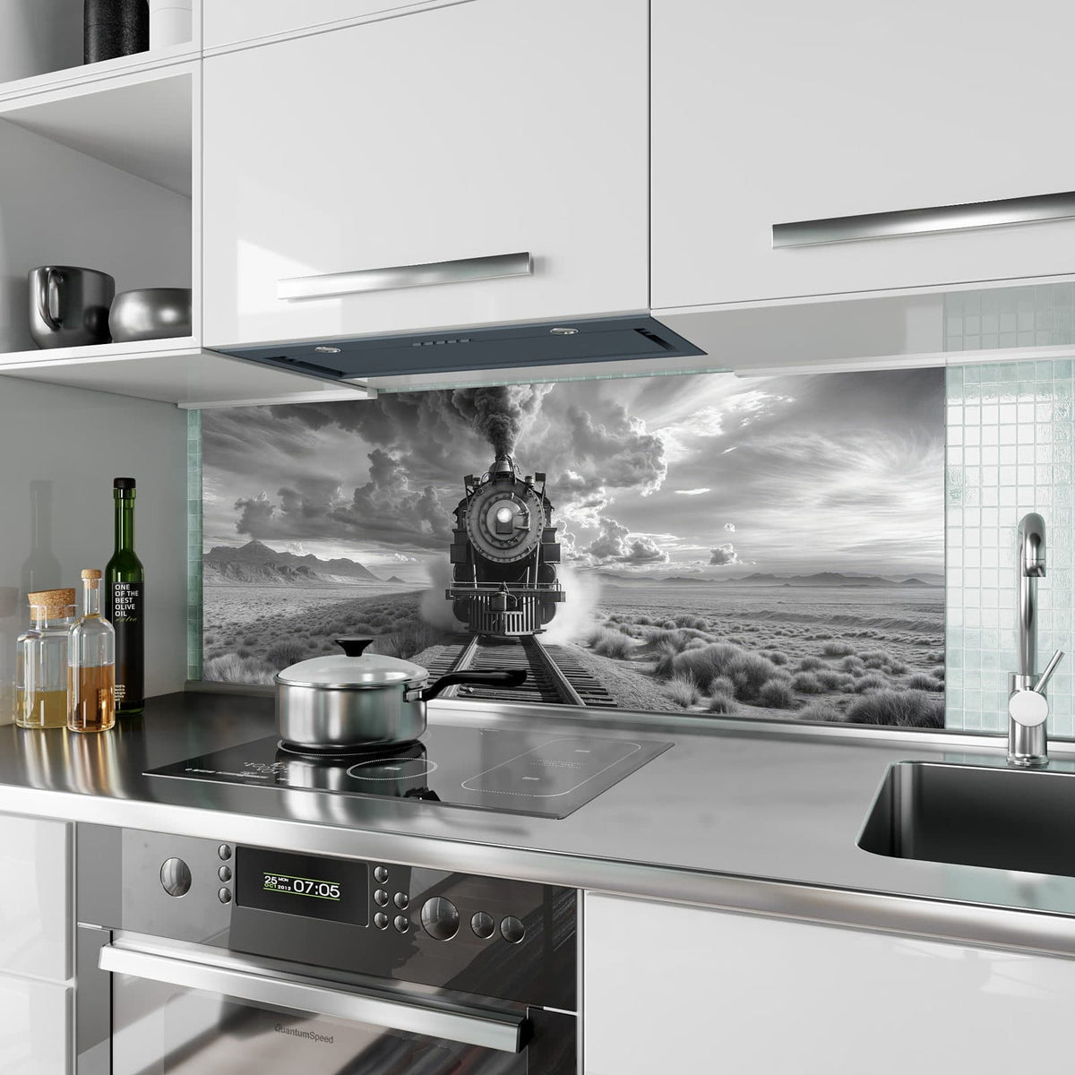 Küchenrückwand aus Glas Dampflok unter Wolken im Hochformat als Spritzschutz hinter dem Kochfeld, über dem Fliesenspiegel montiert