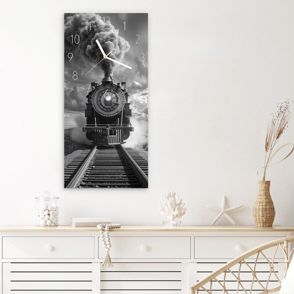 Wanduhr Dampflok in Wüste aus Glas – Hochformat 30 × 60 cm – Dampflok unter dramatischen Wolken
