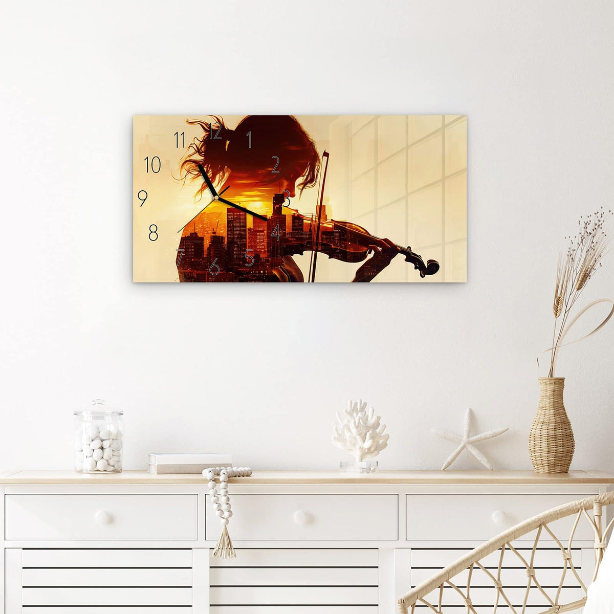 Wanduhr Geige vor Skyline aus Glas – Querformat 60 × 30 cm – Geigerin in Doppelbelichtung