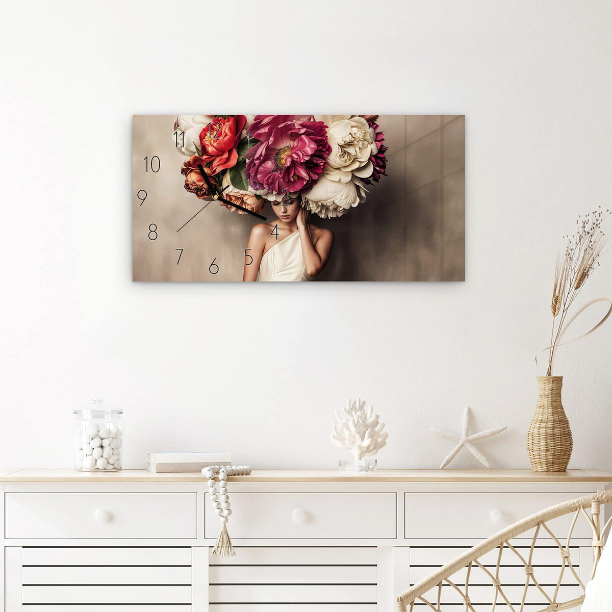 Wanduhr Blumenhut Portrait aus Glas – Querformat 60 × 30 cm – Frau mit übergroßem Blumenhut