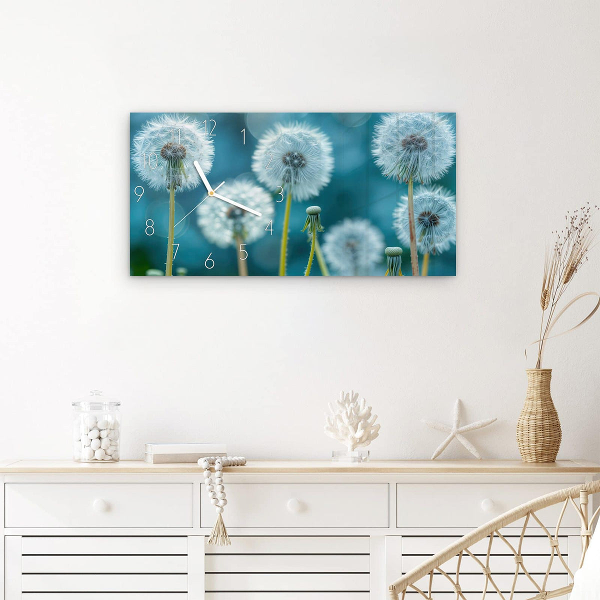 Wanduhr Löwenzahnwiese aus Glas – Querformat 60 × 30 cm – Pusteblumen in kühlem Blau