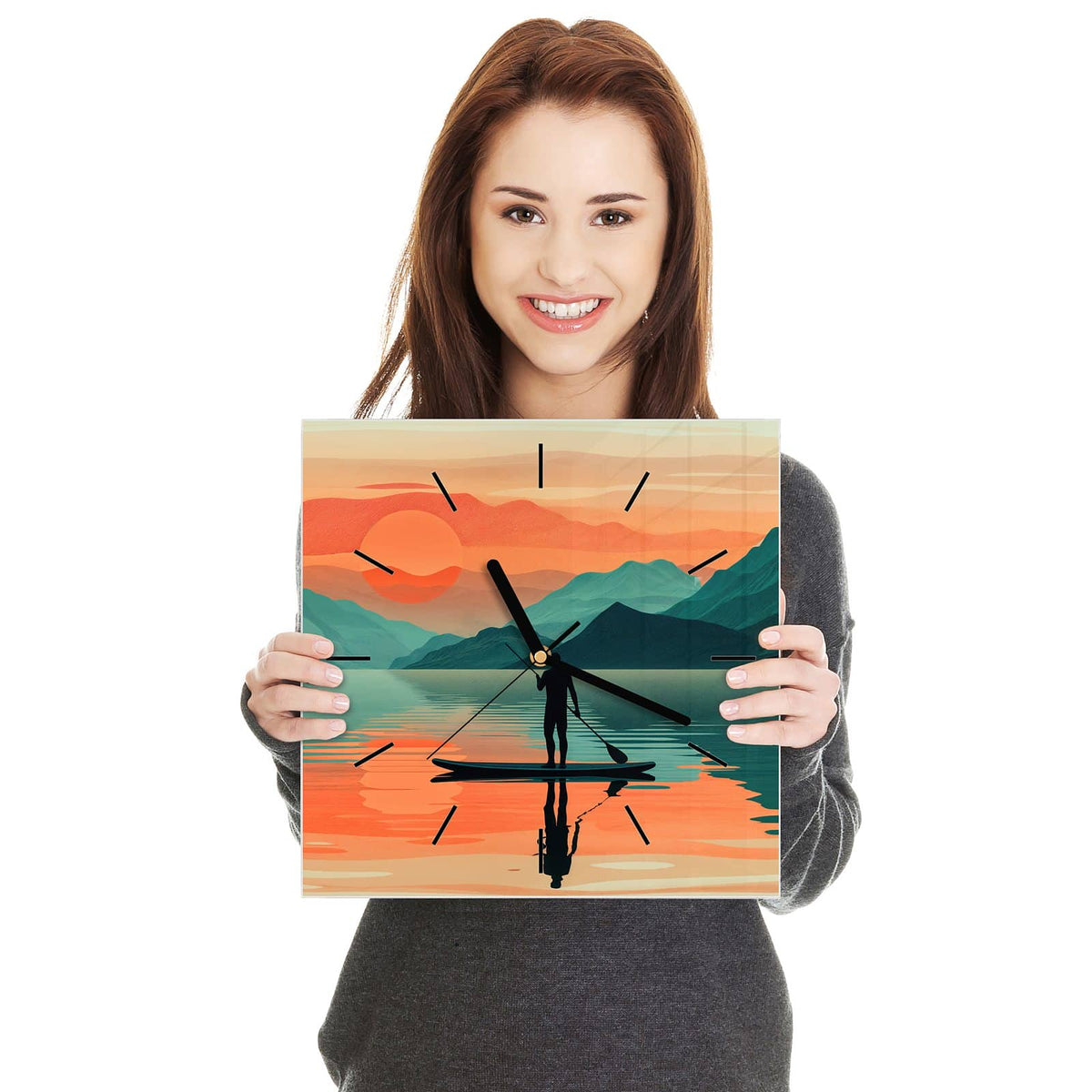 Quadratische Wanduhr aus Glas Paddler im Abendrot in zwei Händen gehalten – Größenvergleich, 30 × 30 cm