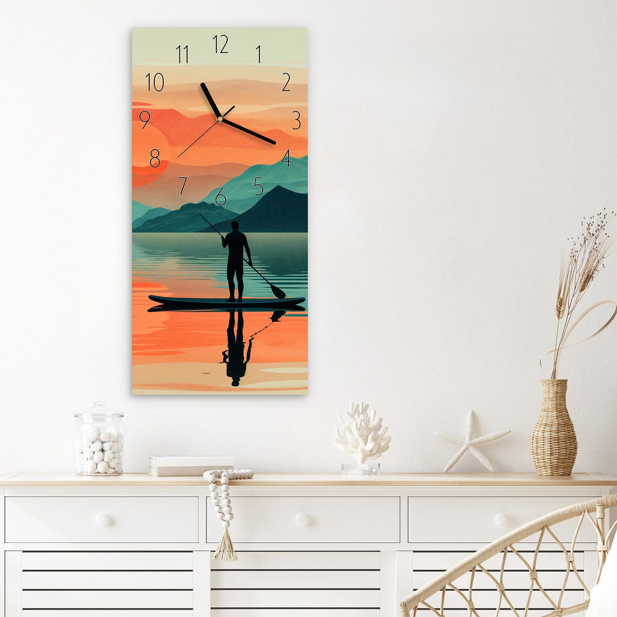Wanduhr Sonnenuntergang Paddler aus Glas – Hochformat 30 × 60 cm – SUP-Paddler im Sonnenuntergang