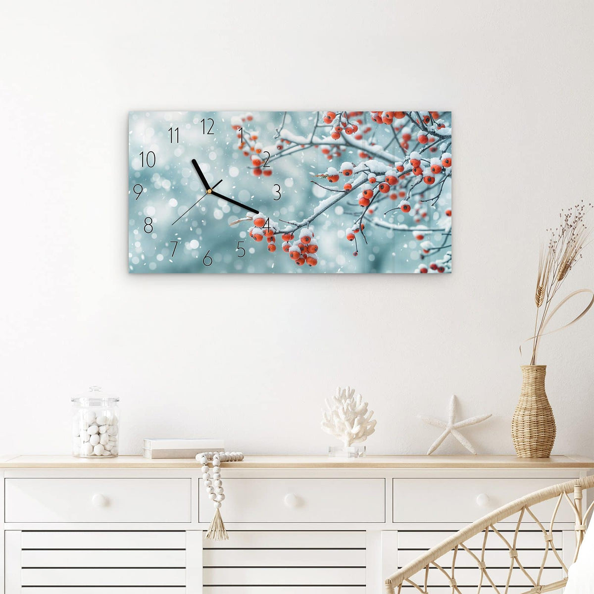 Wanduhr Beeren im Schnee aus Glas – Querformat 60 × 30 cm – Rote Beeren an verschneiten Zweigen