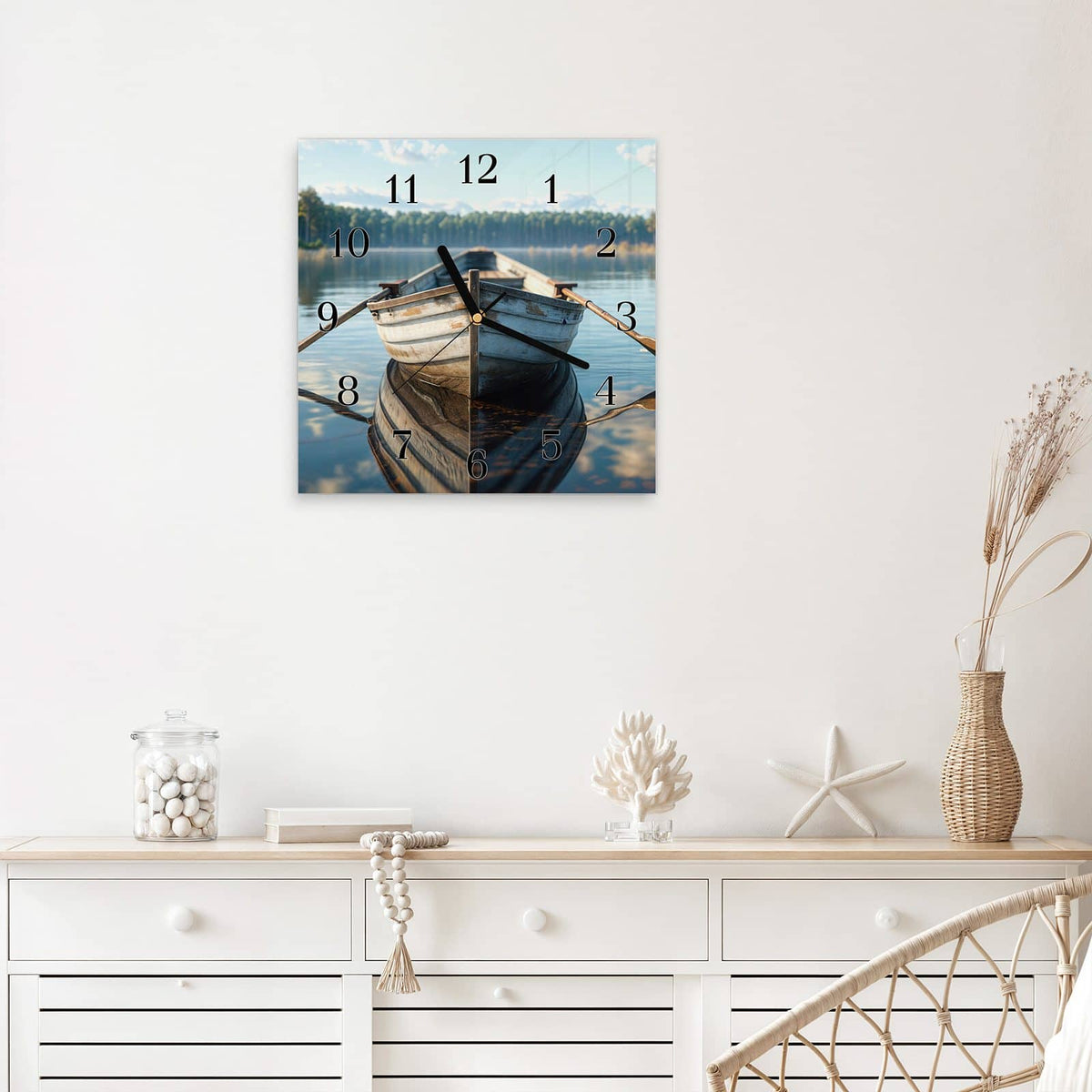 Quadratische Wanduhr aus Glas Ruderboot am Waldsee mit Ziffernblatt Klassisch über einem weißen Sideboard