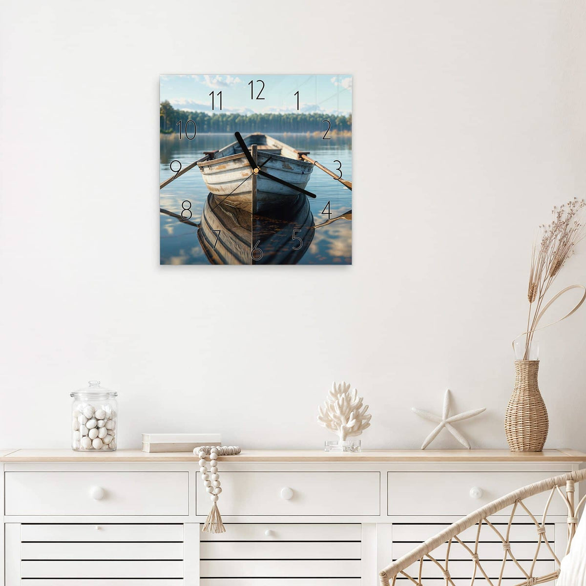 Quadratische Wanduhr aus Glas Ruderboot am Waldsee mit Ziffernblatt Elegant über einem weißen Sideboard