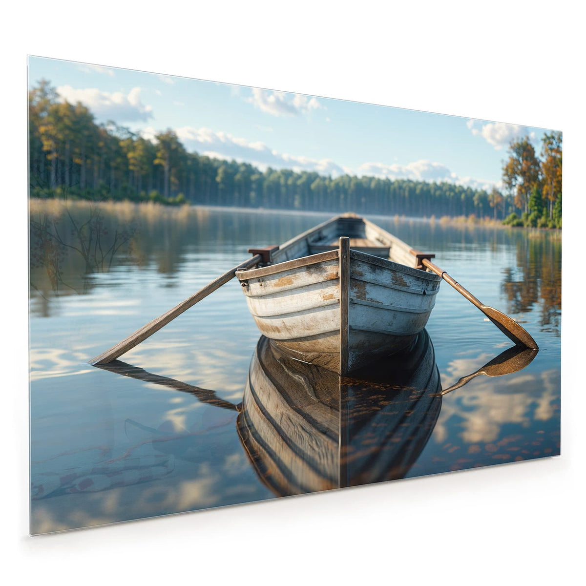 Küchenrückwand aus Glas im Hochformat mit Motiv Ruderboot am Waldsee: Altes weiß-blaues Ruderboot mit Riemen auf spiegelglattem See vor Nadelwald