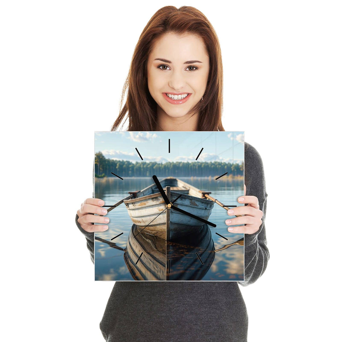 Quadratische Wanduhr aus Glas Ruderboot am Waldsee in zwei Händen gehalten – Größenvergleich, 30 × 30 cm