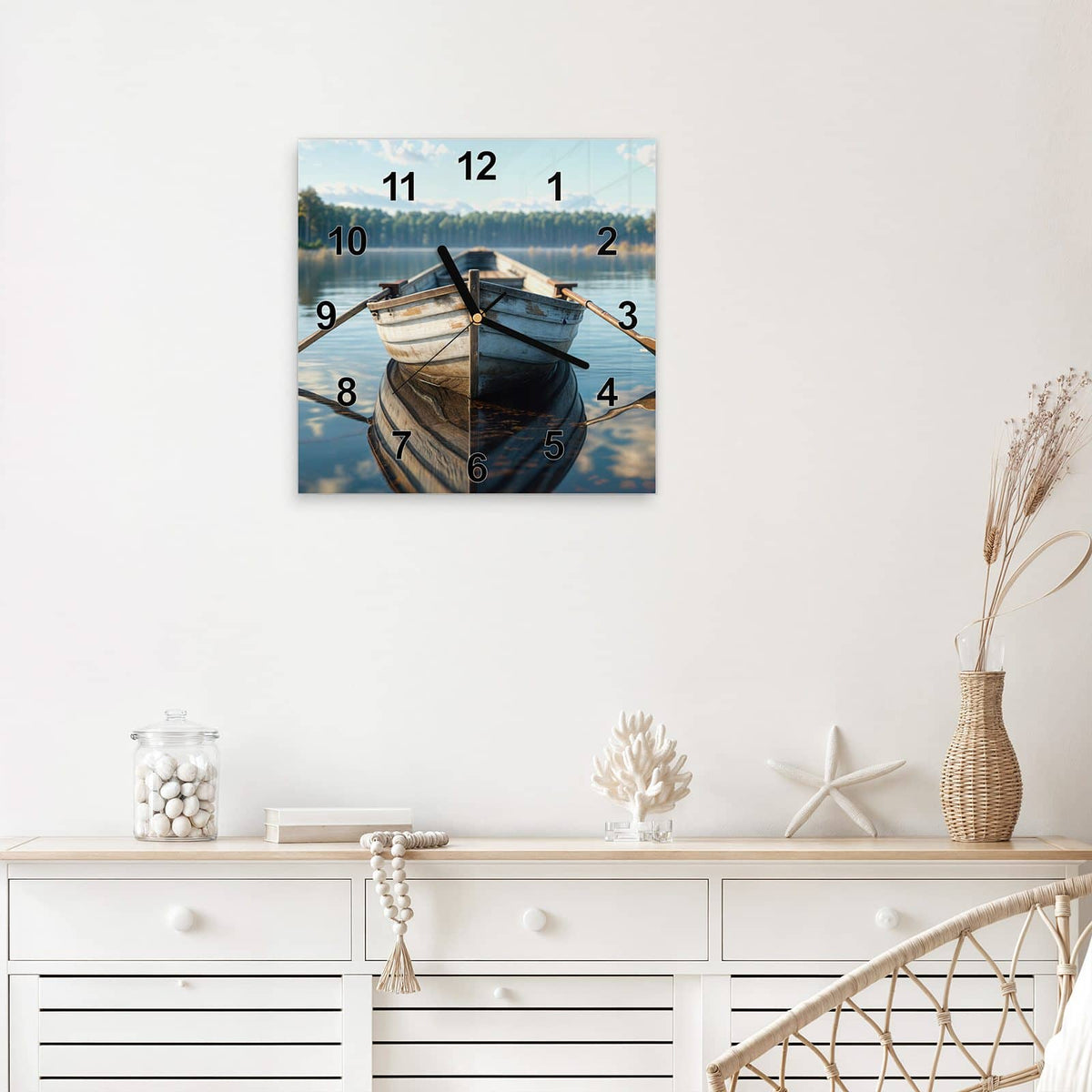 Quadratische Wanduhr aus Glas Ruderboot am Waldsee mit Ziffernblatt Modern über einem weißen Sideboard