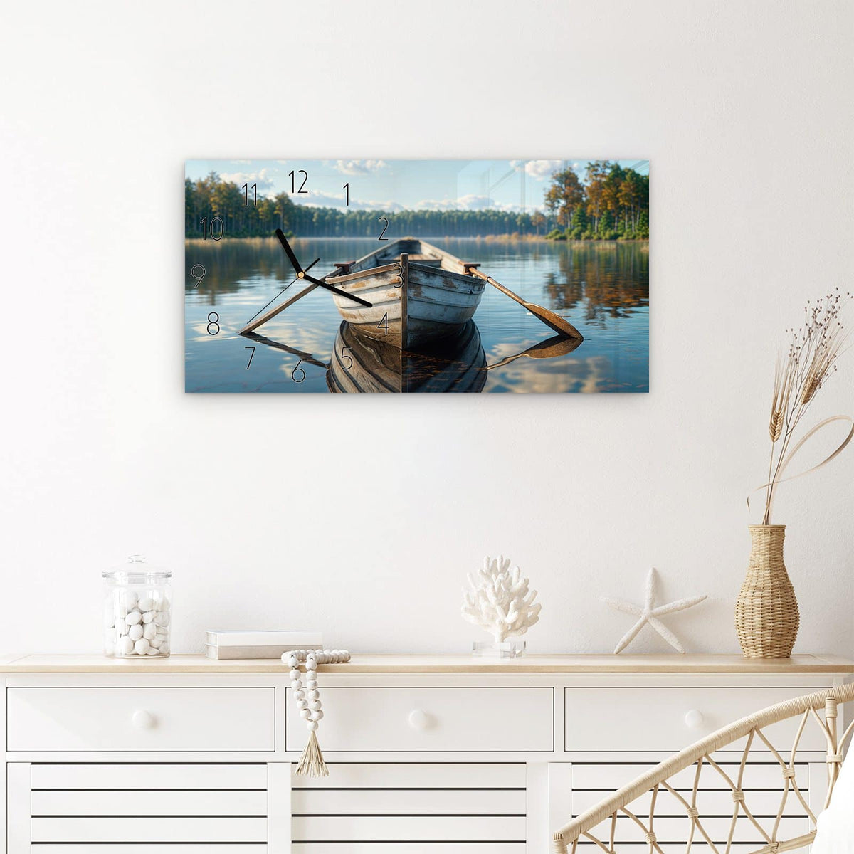 Wanduhr Boot auf See aus Glas – Querformat 60 × 30 cm – Altes Ruderboot auf stillem See