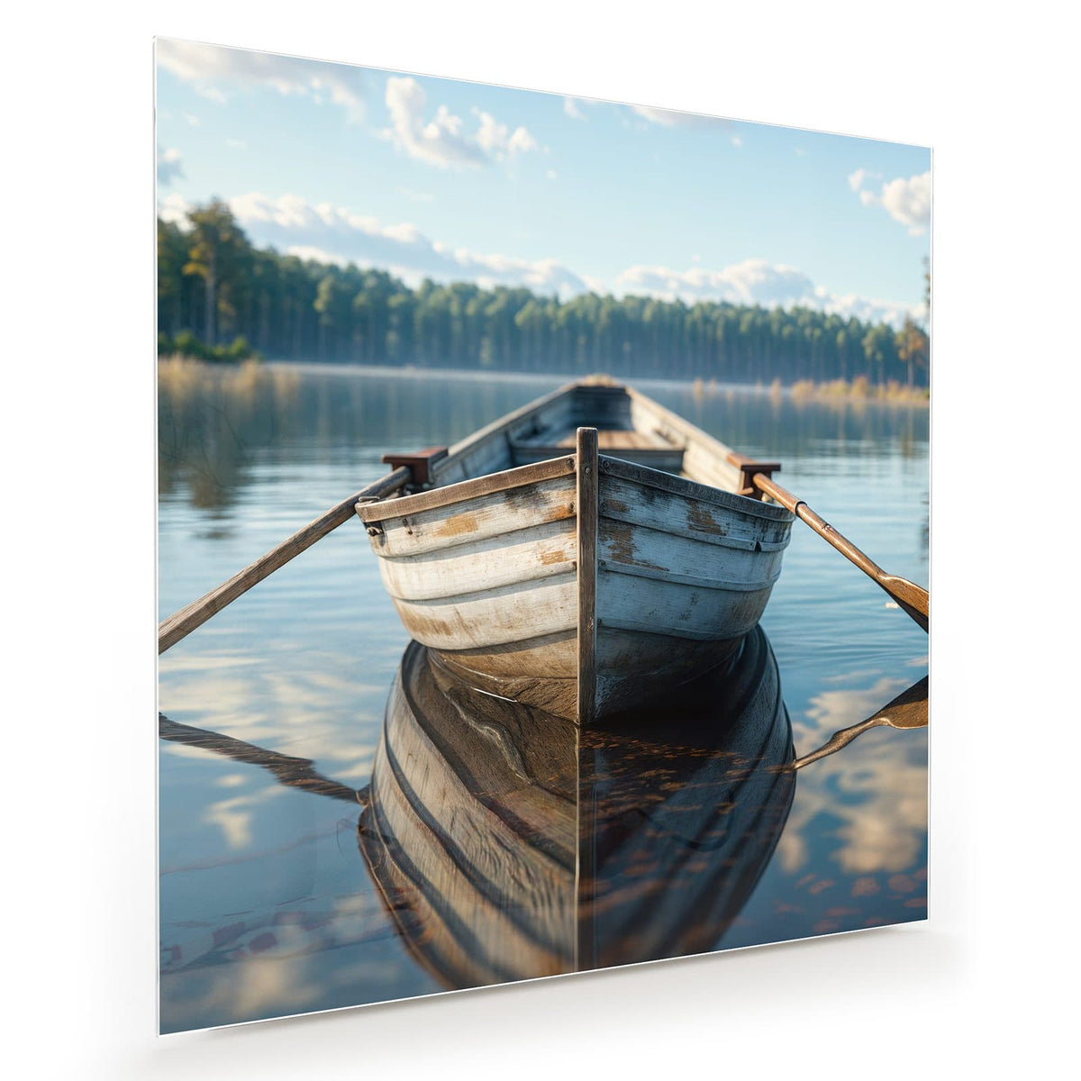altes weiß-blaues Ruderboot mit Riemen auf spiegelglattem See vor Nadelwald