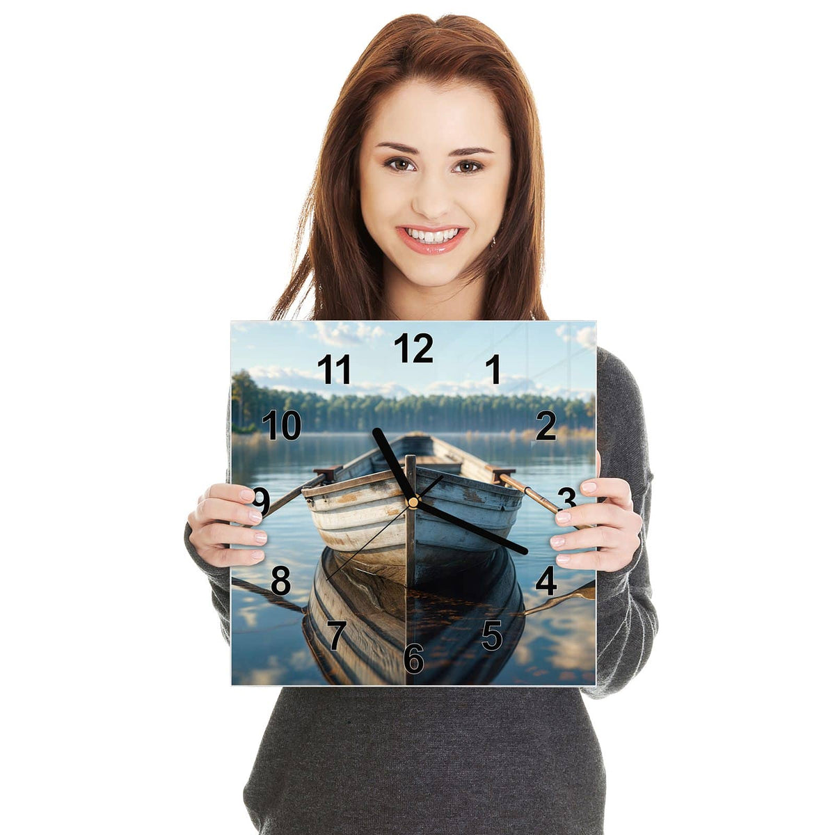 Quadratische Wanduhr aus Glas Ruderboot am Waldsee in zwei Händen gehalten – Größenvergleich, 30 × 30 cm