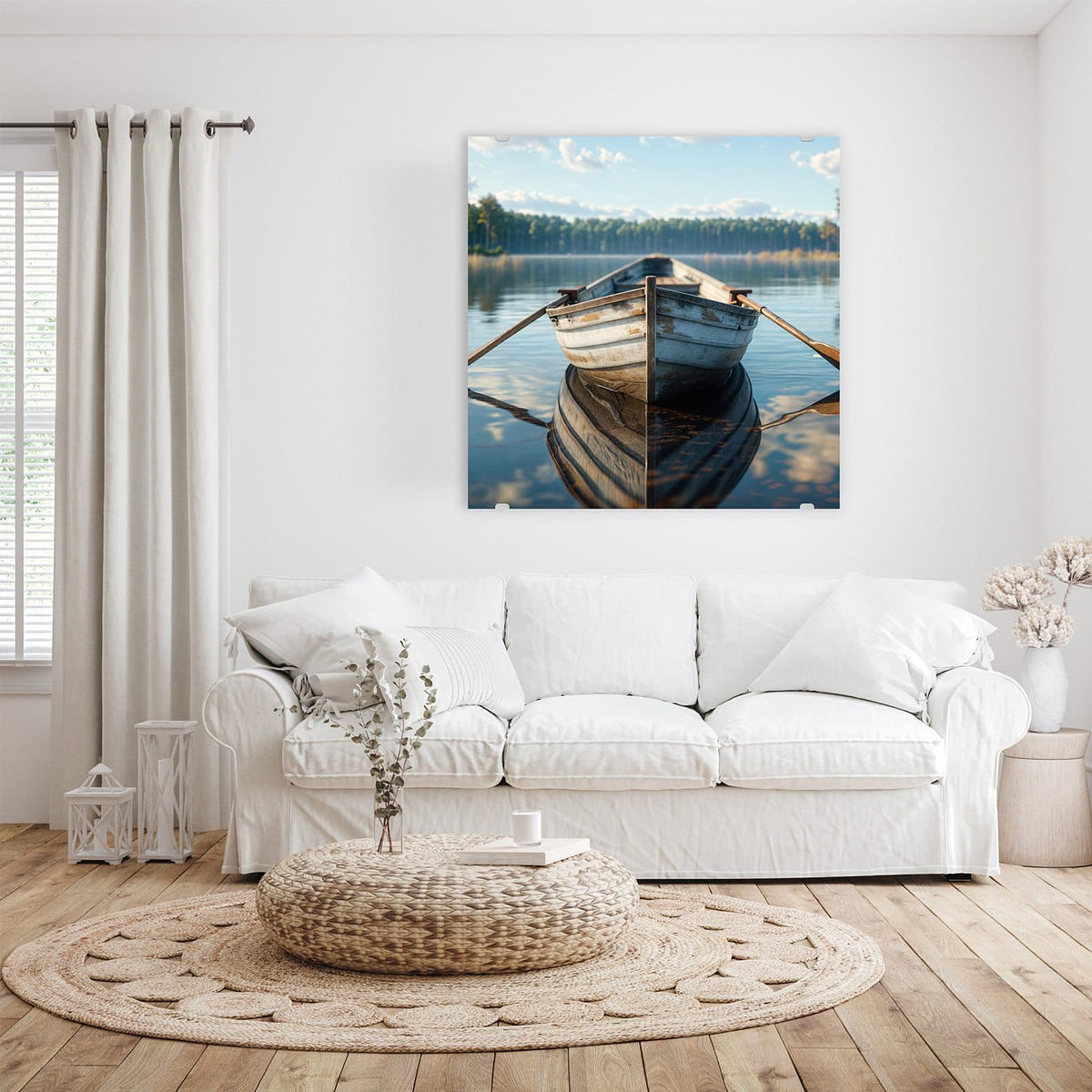 Glasbild Ruderboot am Waldsee an der Wand – altes weiß-blaues Ruderboot mit Riemen auf spiegelglattem See vor Nadelwald