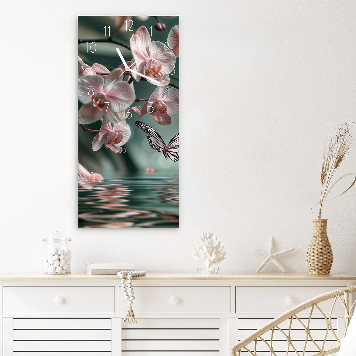 Wanduhr Orchideen Schmetterling aus Glas – Hochformat 30 × 60 cm – Orchidee über stillem Wasser