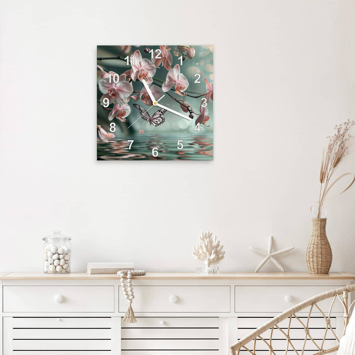 Quadratische Wanduhr aus Glas Orchidee am Wasser mit Ziffernblatt Modern über einem weißen Sideboard