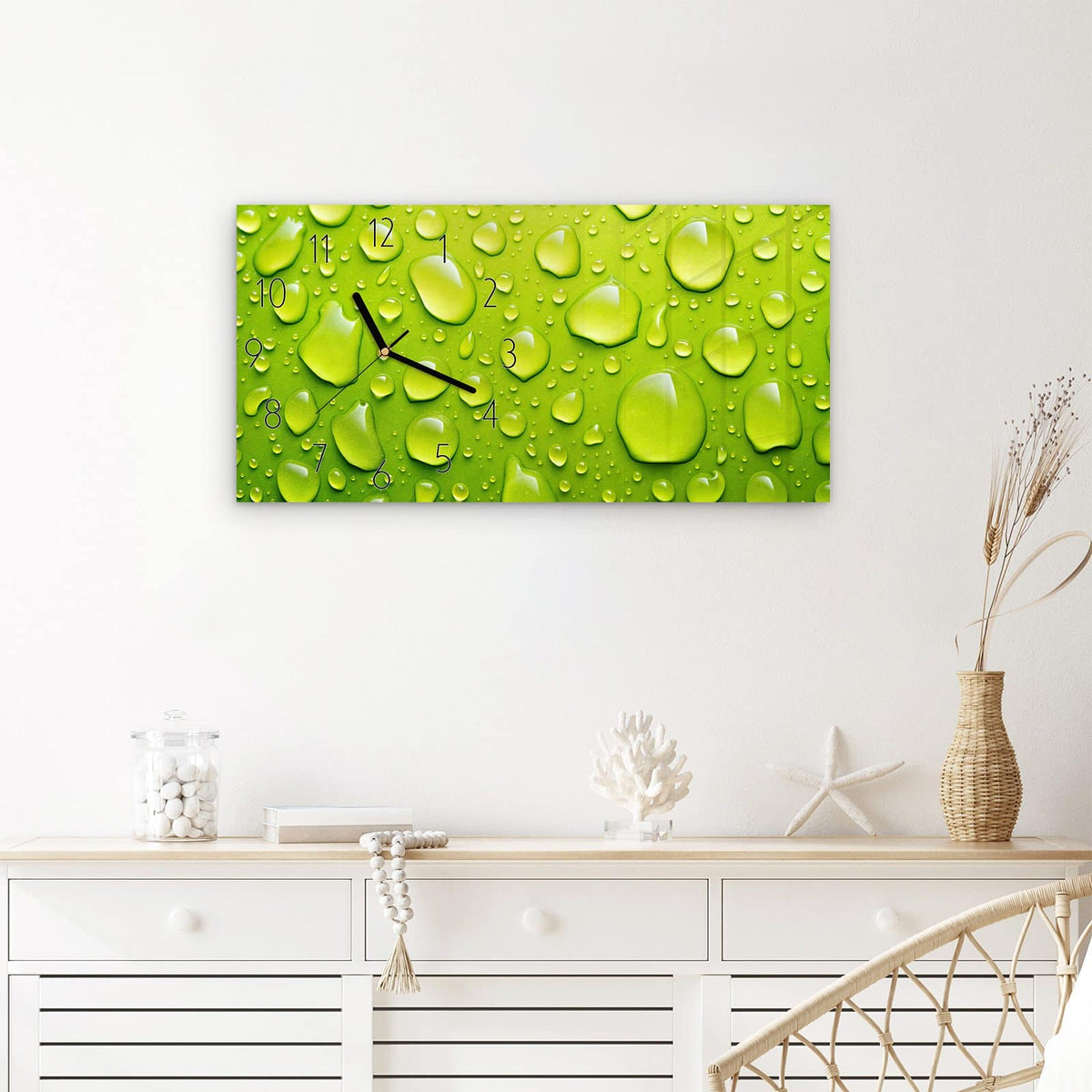 Wanduhr Sanfte Wassertropfen aus Glas – Querformat 60 × 30 cm – Glänzende Tropfen auf Grün