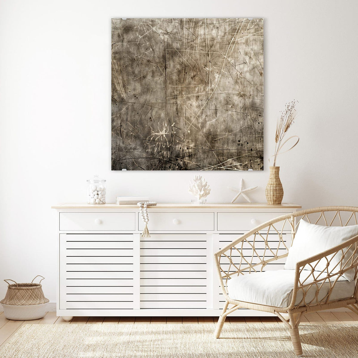 Glasbild Abstrakte Kratzstruktur an der Wand – Beige-graue Metall- oder Betonfläche voller feiner Kratzer und dunkler Sprenkel