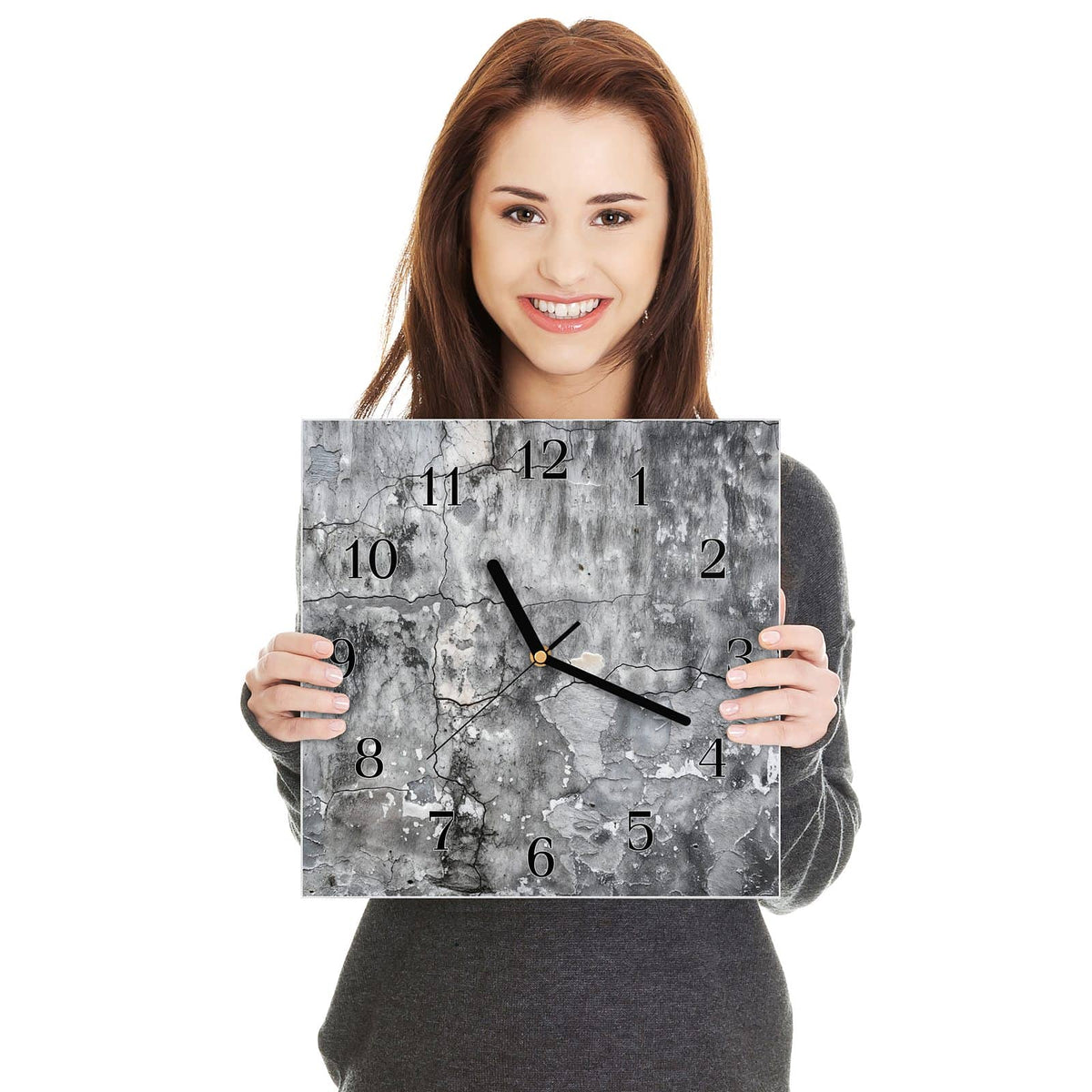Quadratische Wanduhr aus Glas Grauer Putz mit Rissen in zwei Händen gehalten – Größenvergleich, 30 × 30 cm