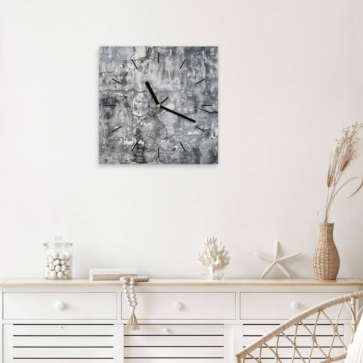 Quadratische Wanduhr aus Glas Grauer Putz mit Rissen mit Ziffernblatt Linie über einem weißen Sideboard
