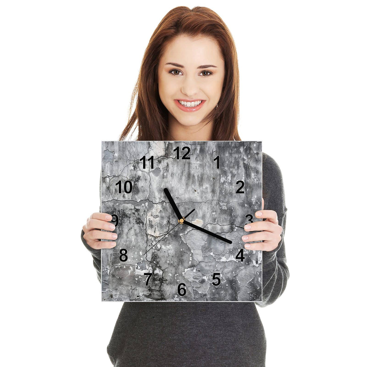 Quadratische Wanduhr aus Glas Grauer Putz mit Rissen in zwei Händen gehalten – Größenvergleich, 30 × 30 cm