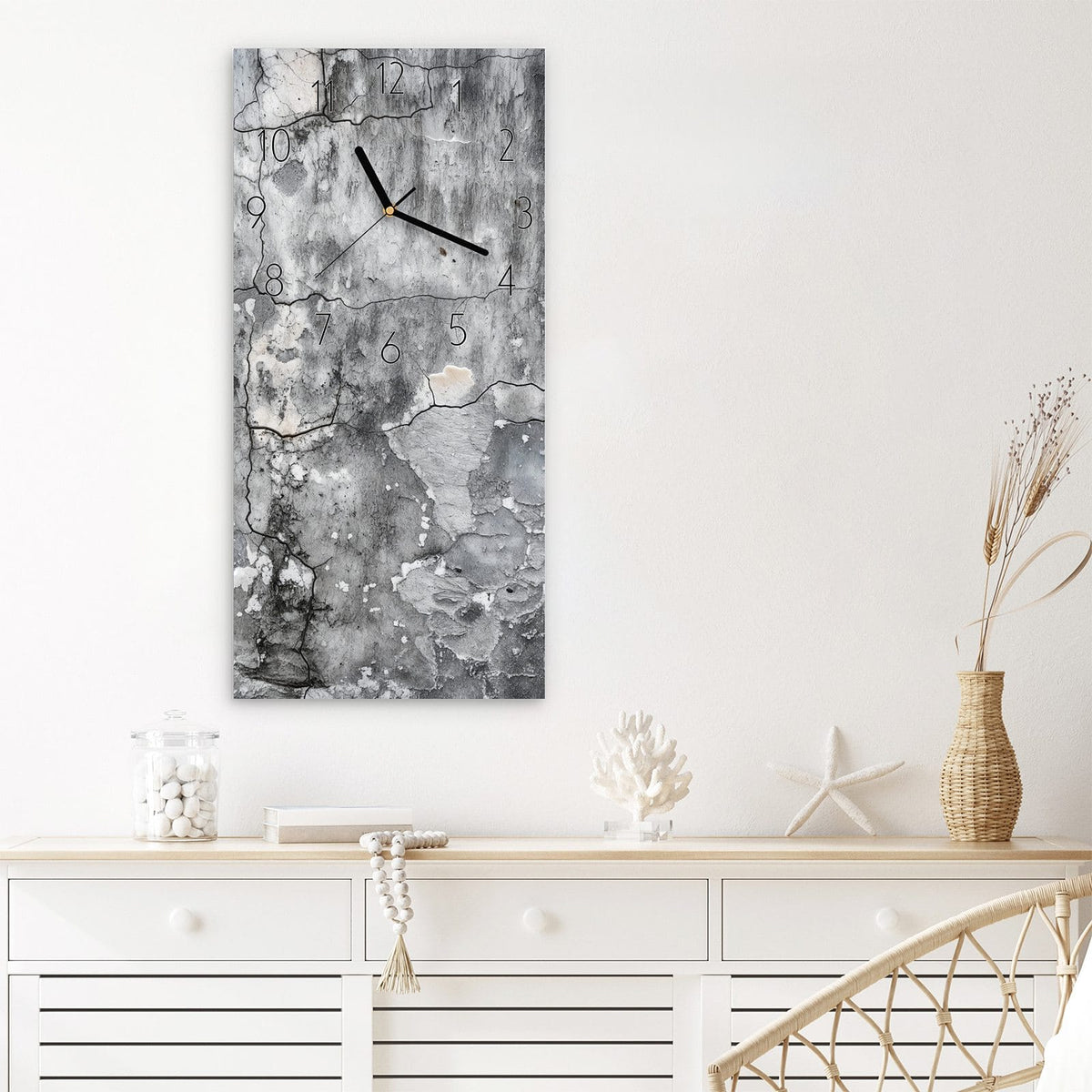 Wanduhr Gealterte Wandoberfläche aus Glas – Hochformat 30 × 60 cm – Verwitterter Putz in Grautönen