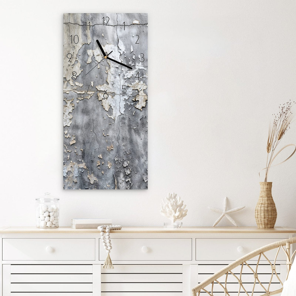 Wanduhr Abblätternde Wand aus Glas – Hochformat 30 × 60 cm – Abblätternde Farbe in Beige und Grau