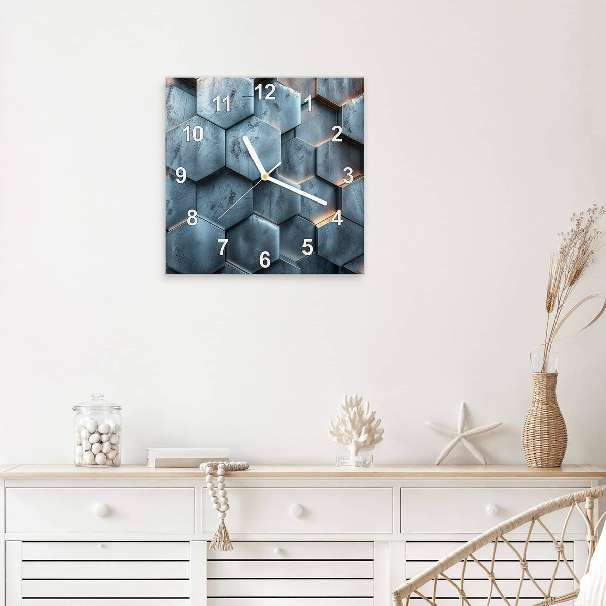 Quadratische Wanduhr aus Glas Wabenmuster in Blau mit Ziffernblatt Modern über einem weißen Sideboard