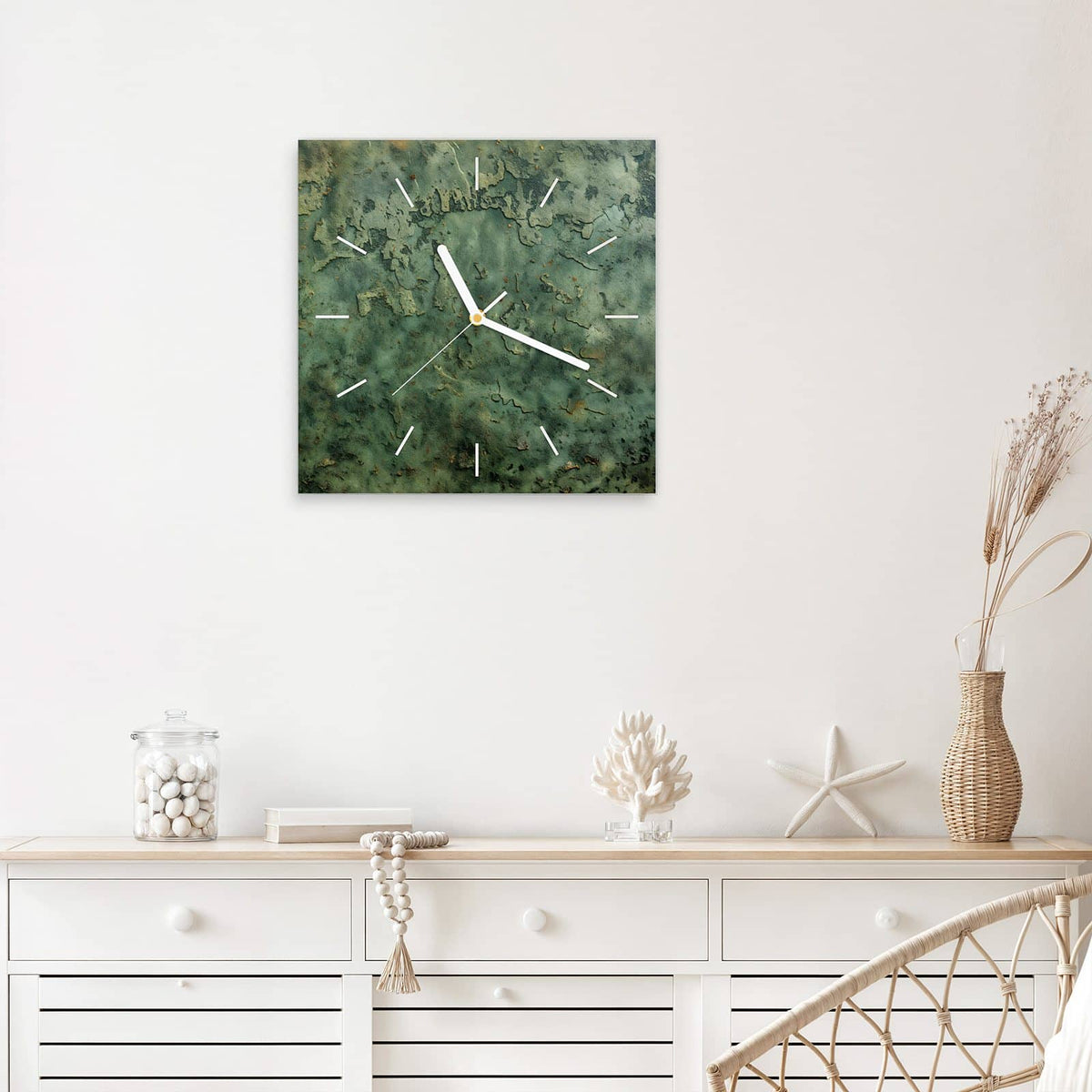 Quadratische Wanduhr aus Glas Moosgrüne Wand mit Ziffernblatt Linie über einem weißen Sideboard