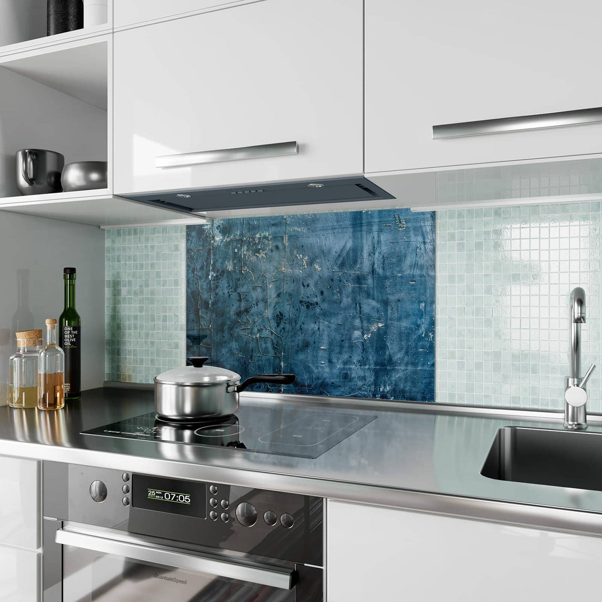 Küchenrückwand aus Glas Verwittertes Blau im Hochformat als Spritzschutz hinter dem Kochfeld, über dem Fliesenspiegel montiert