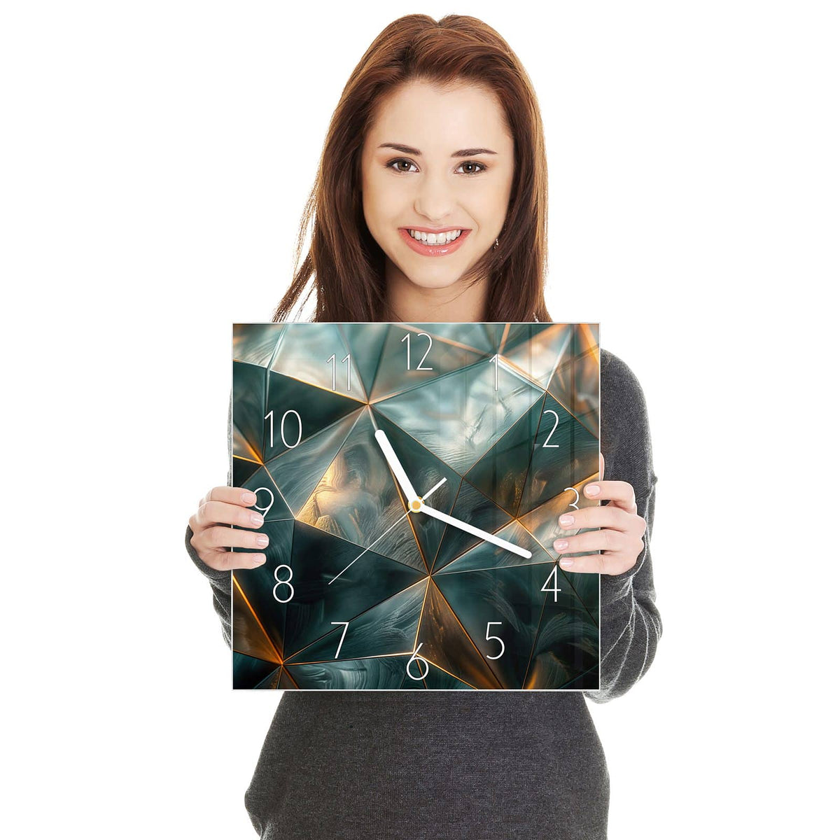 Quadratische Wanduhr aus Glas Dreiecke mit Goldkanten in zwei Händen gehalten – Größenvergleich, 30 × 30 cm