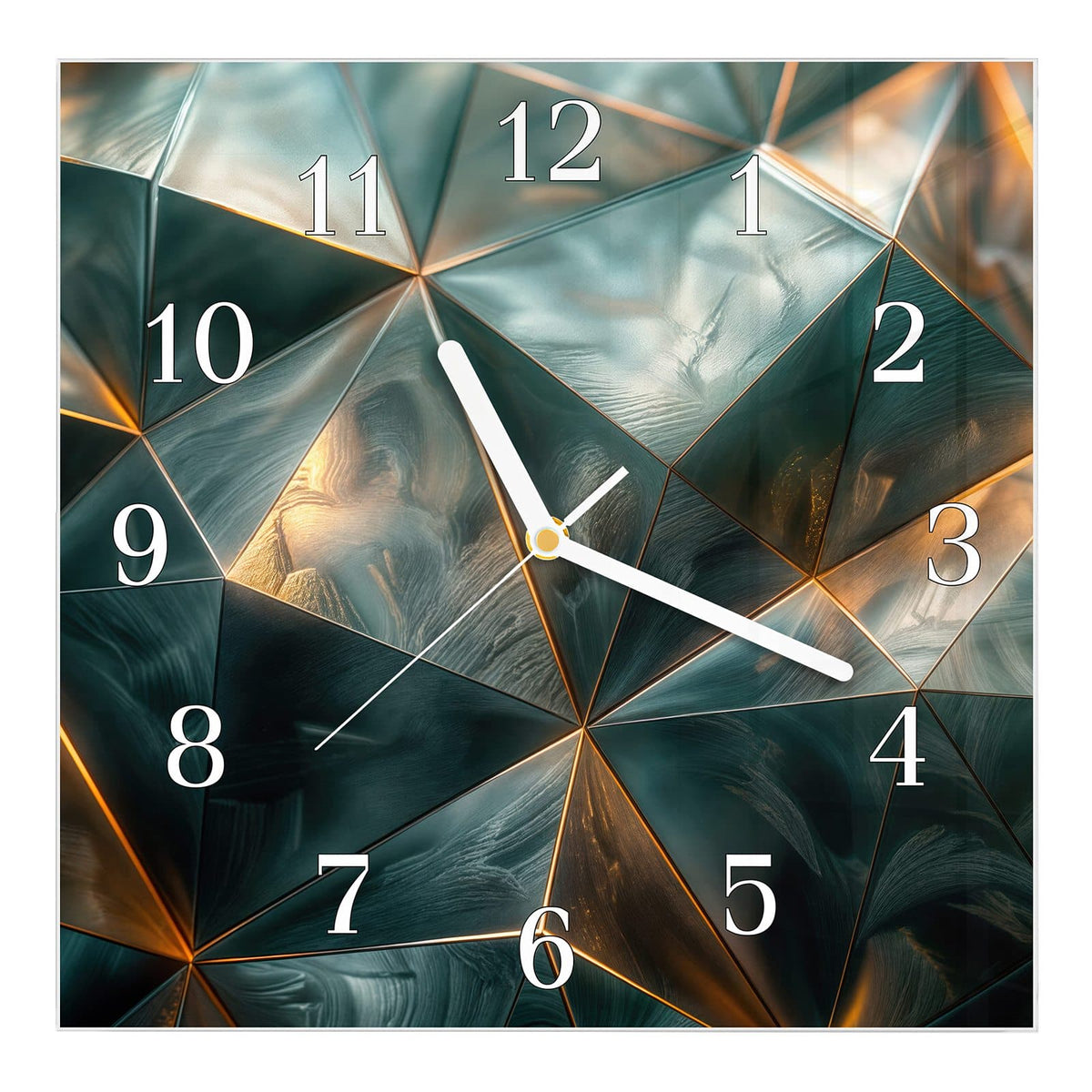 Wanduhr aus Glas, Ziffernblatt Klassisch mit Motiv Dreiecke mit Goldkanten: Große Dreiecksfacetten in dunklem Petrolgrün, die Kanten leuchten goldbraun