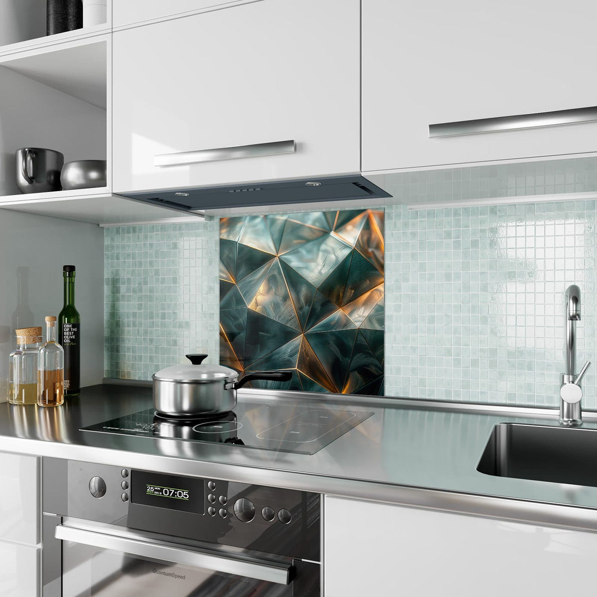 Küchenrückwand aus Glas Dreiecke mit Goldkanten im quadratischen Format als Spritzschutz hinter dem Kochfeld, über dem Fliesenspiegel montiert