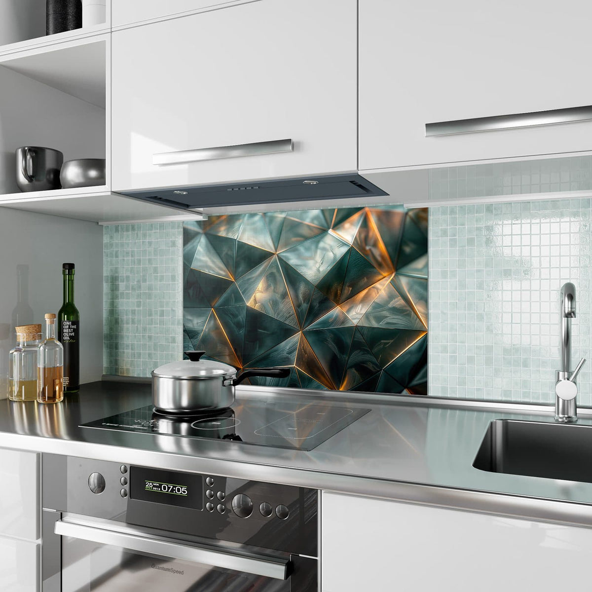 Küchenrückwand aus Glas Dreiecke mit Goldkanten im Hochformat als Spritzschutz hinter dem Kochfeld, über dem Fliesenspiegel montiert