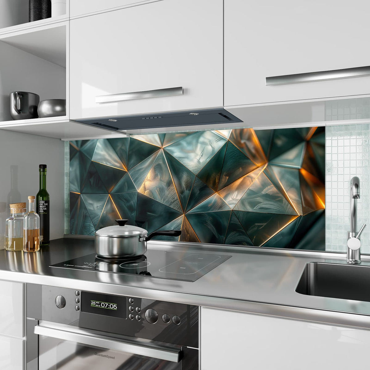 Küchenrückwand aus Glas Dreiecke mit Goldkanten im Hochformat als Spritzschutz hinter dem Kochfeld, über dem Fliesenspiegel montiert