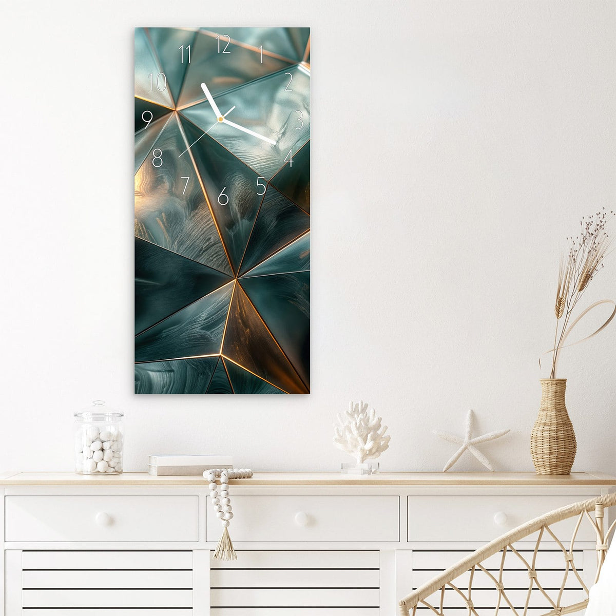 Wanduhr Kunstvolle Geometrie aus Glas – Hochformat 30 × 60 cm – Facettierte Dreiecke in Metallicgrün