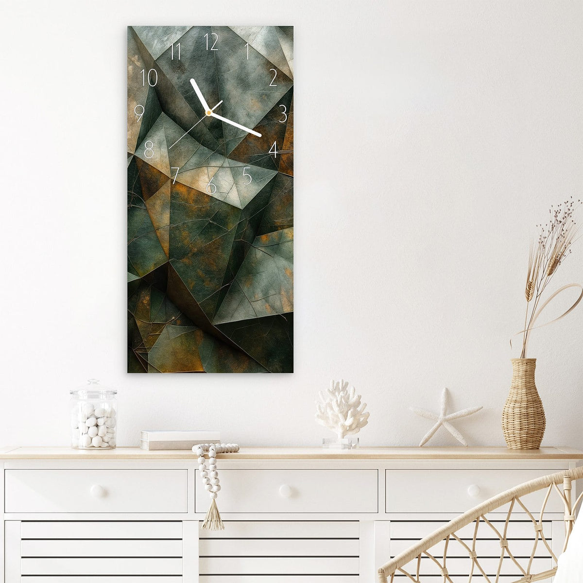 Wanduhr Geometrische Abstraktion aus Glas – Kubistische Polygone in Grün und Rost
